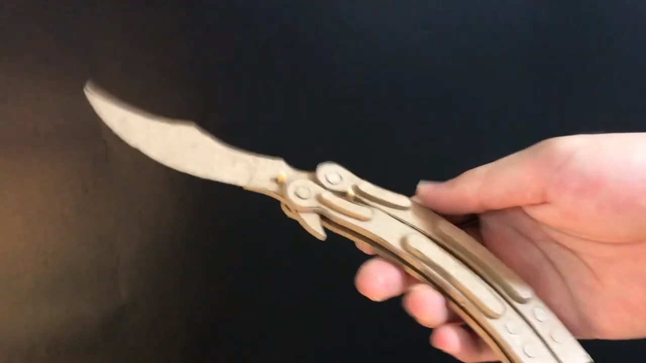 今天用纸壳制作了一把甩刀,大家觉得怎么样
