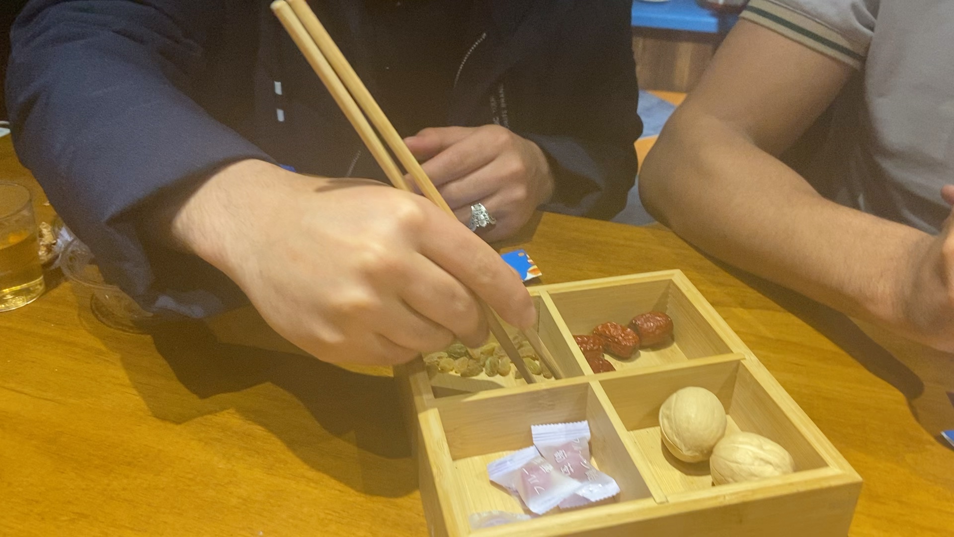 [图]How to use chopsticks?