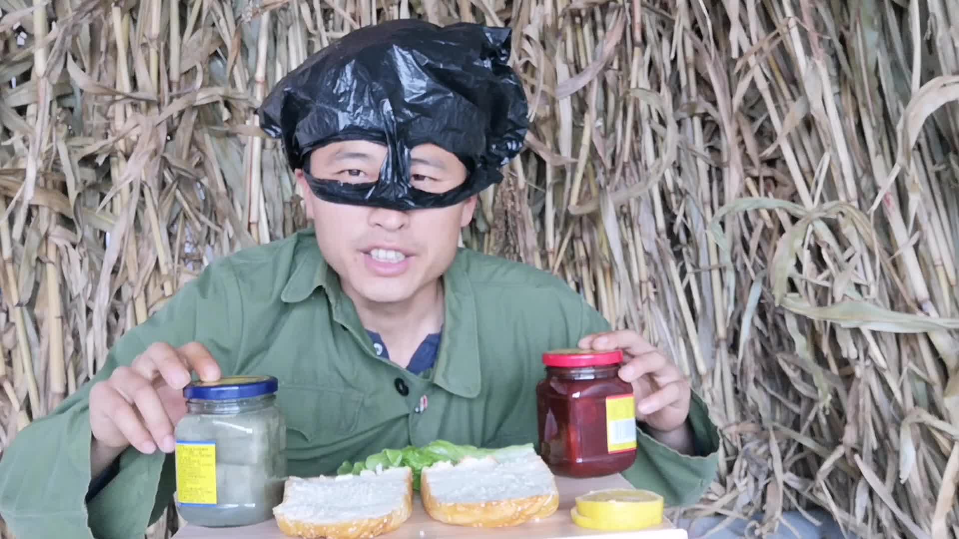 农民挑战老八秘制小汉堡腐乳臭豆腐柠檬片一口下去就要吐