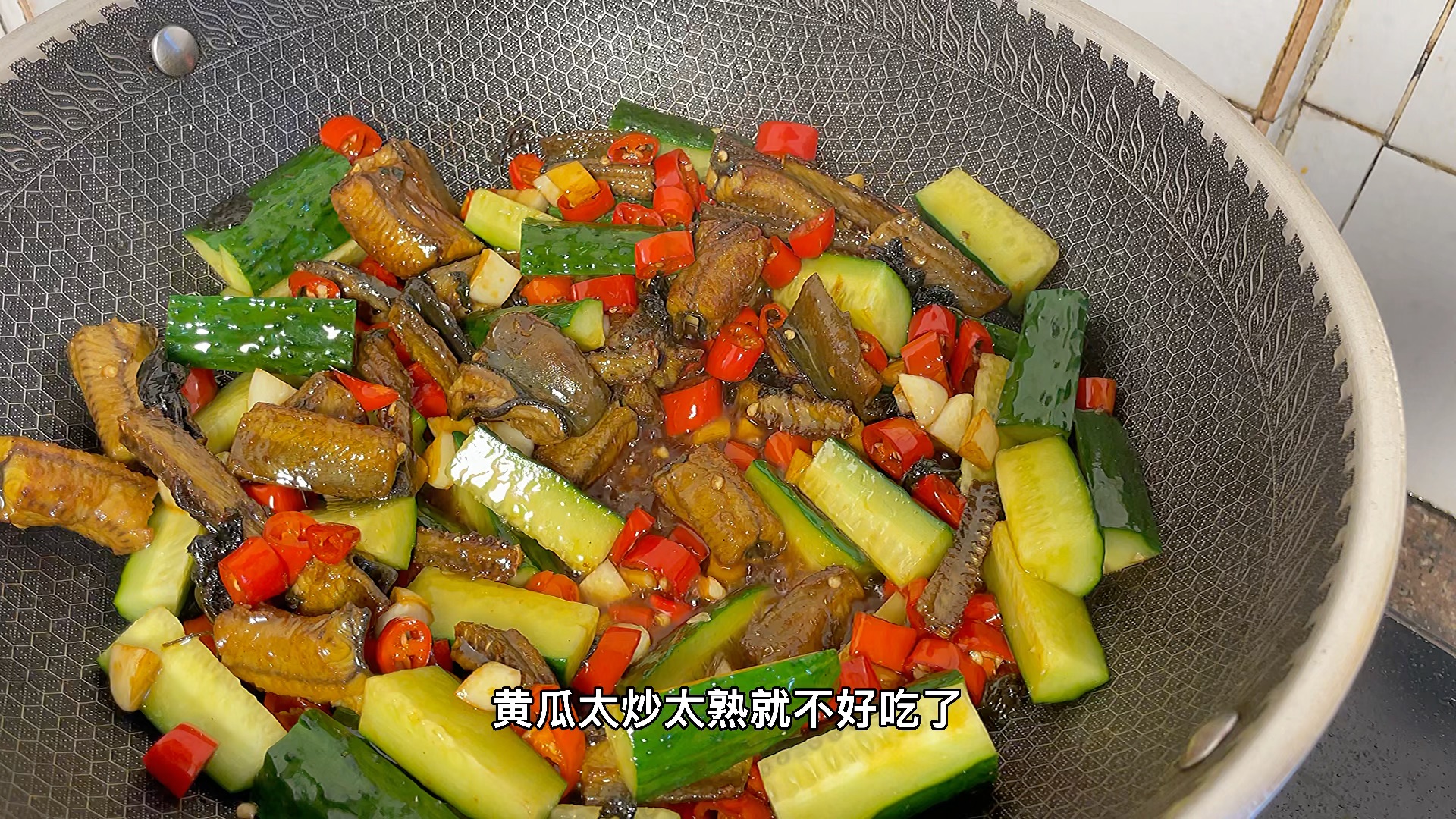 黄瓜配黄鳝神仙吃饭法,配上3碗米饭,又是美美的一顿