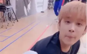 Video herunterladen: 190906 FTISLAND李洪基 ins story 更新视频（在真转头那瞬间真的好阔爱！彩虹屁吹成功啦～）