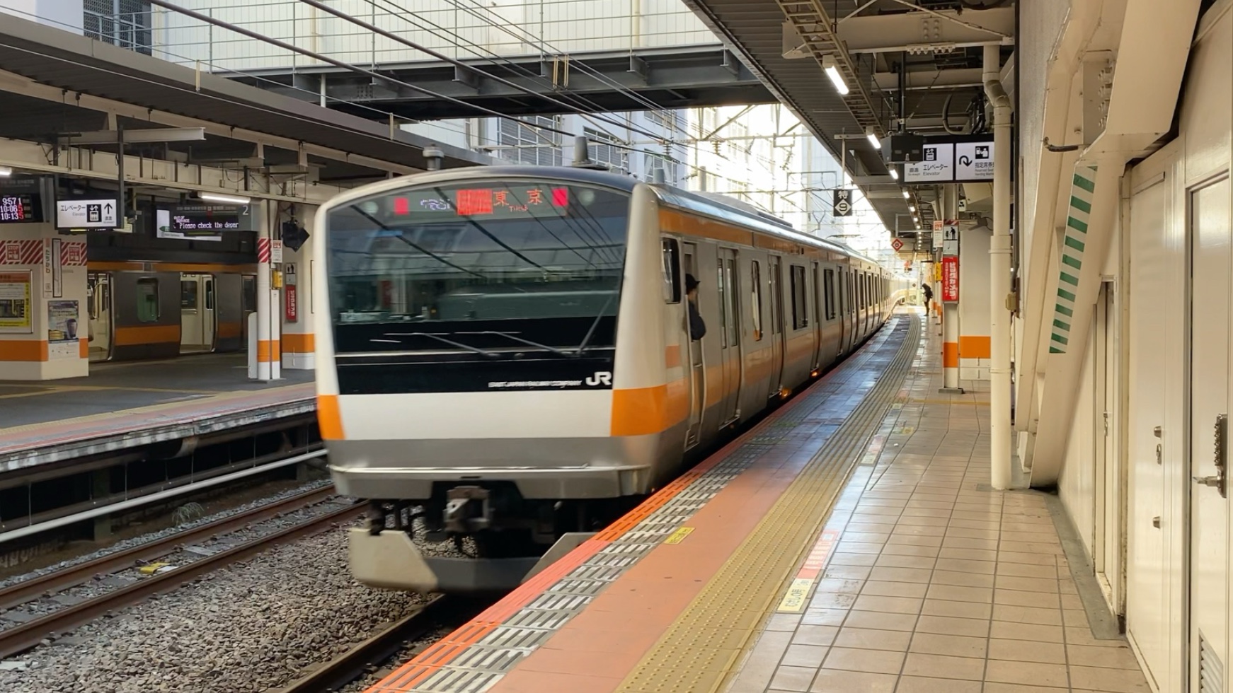 中央线快速e233系0番台立川站出站