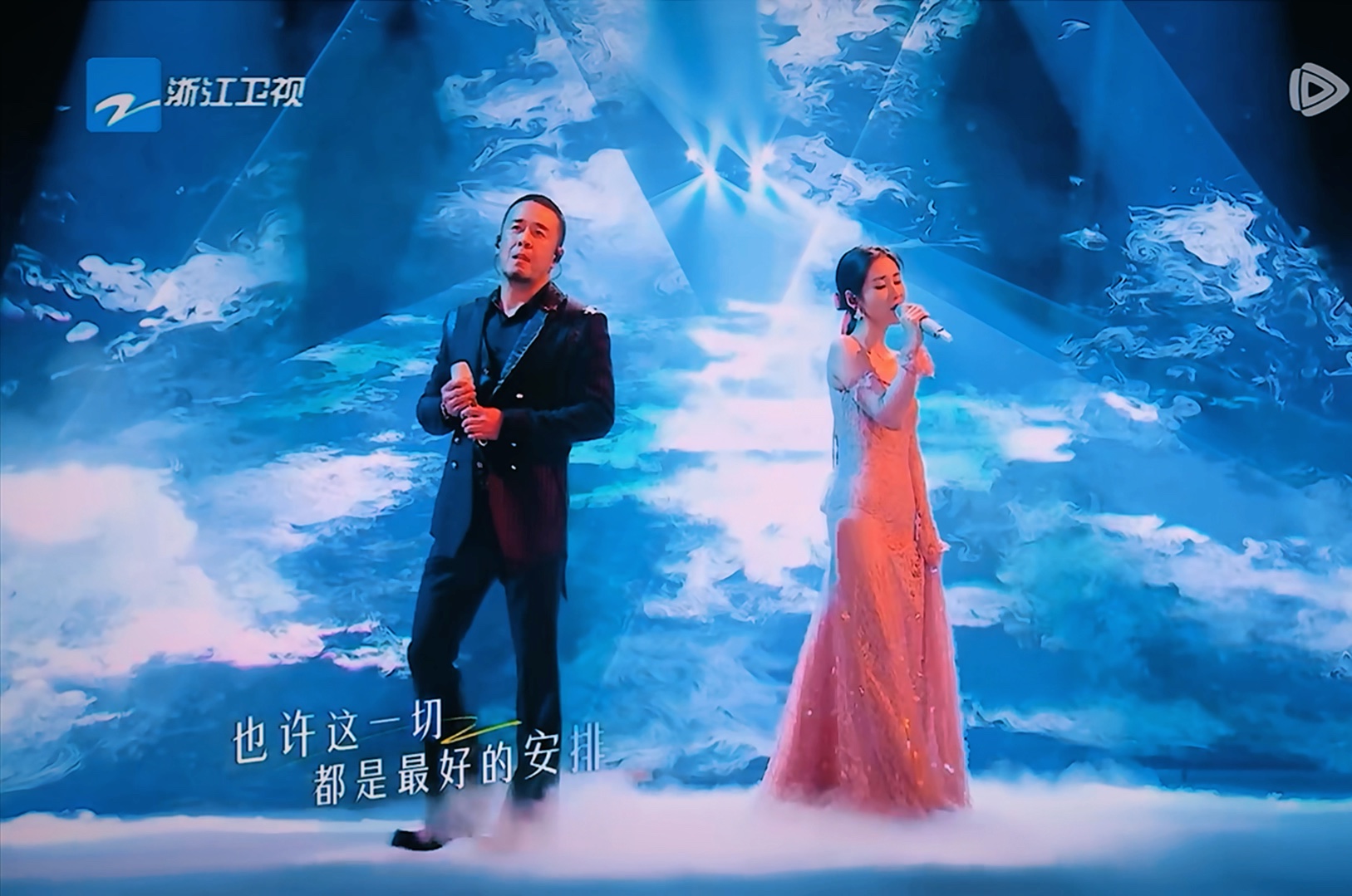 张碧晨杨坤深情演绎《在加纳共和国离婚》,看一遍哭一遍的神级现场