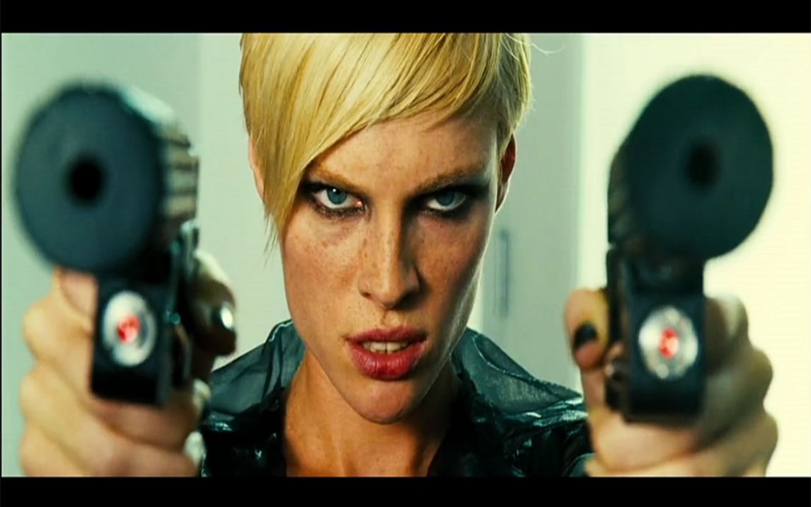 谁能扛得住,这样双枪女杀手的疯狂火力!