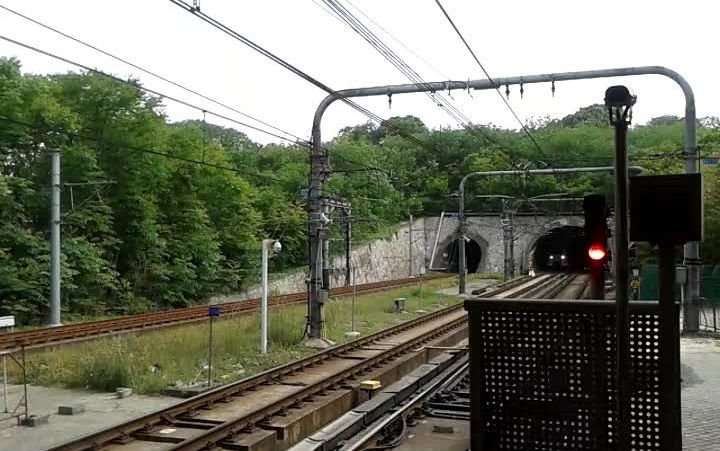 南京地铁老1号线安德门进站中间大洞