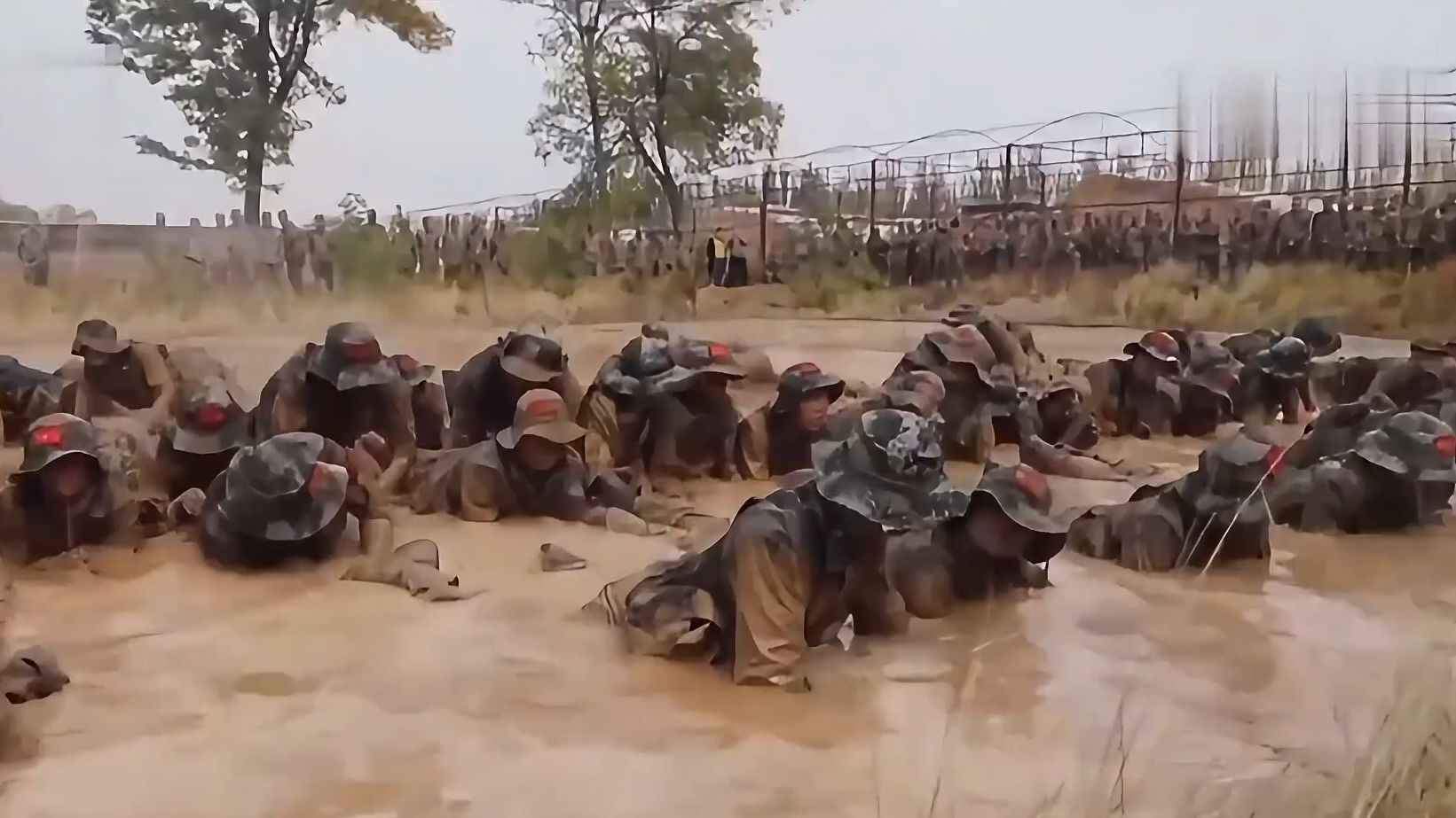 "狼头"刘近和他的天狼男女战士 在"魔鬼教官"刘近的训练下,天狼男女