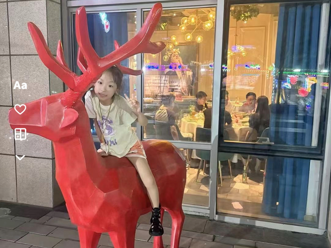 红鹿骑士①!小女孩骑着红鹿好可爱啊