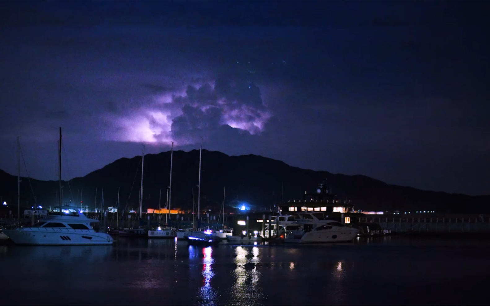 深圳大鹏海边的雷雨云砧
