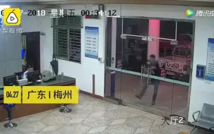 Скачать видео: 史上最奇葩报警方式：一脚踹碎派出所大门，然后悲剧了