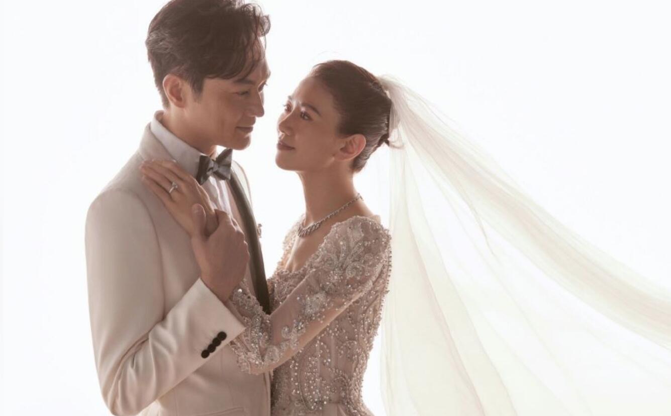 张智霖夫妇绝美婚纱,两人甜蜜对视满眼爱意,袁咏仪娇羞似少女