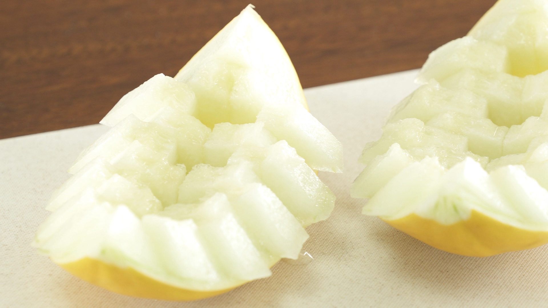 1分钟学会甜瓜的超实用切法,简单卫生,再也不用啃着吃了_哔哩哔哩_bil