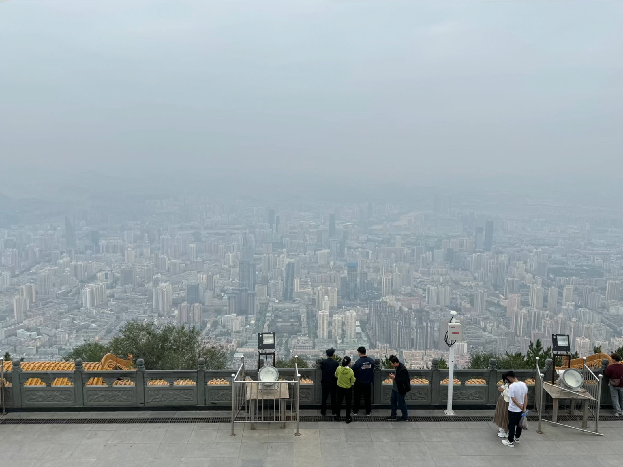 五泉山公园是故地重游,打破了前两次来时的记忆,变身公共活动场所的公园门前正在大修大建,网红的兰山原来就是五泉山的主峰,夜晚万家灯火,变身为...