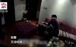 Descargar video: 95后男子不工作，打烂家里电视 民警：想当董事长？你有能力吗？