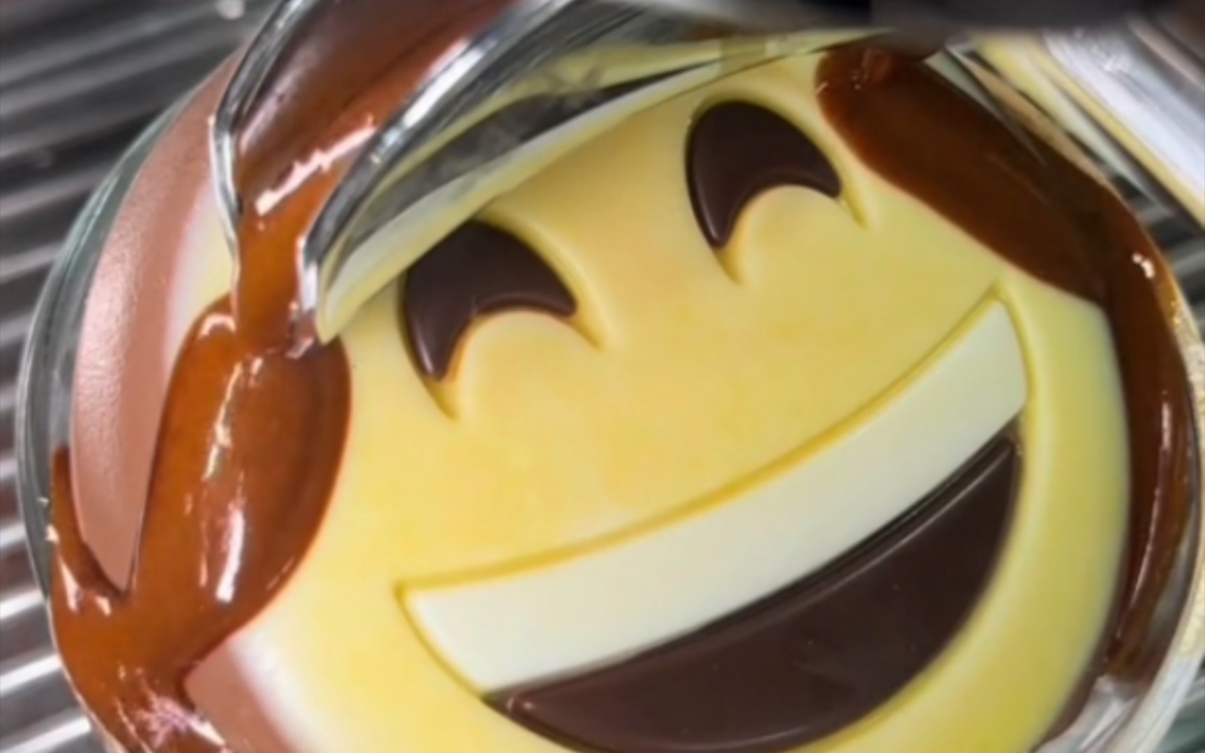 用咖啡融化笑脸巧克力