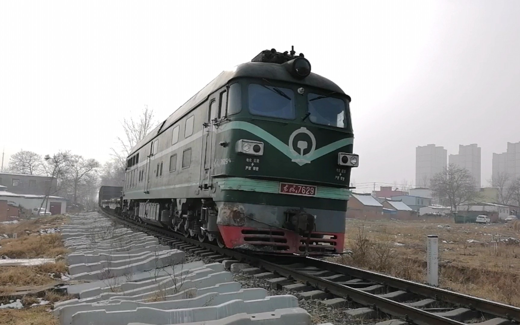 平舞铁路df4b7629牵引敞平混编通过杨西村