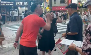 Скачать видео: 白人在日本街头与当地人发生冲突