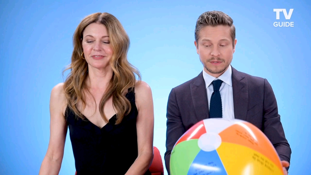 [图]【驻院医生】The Resident's Matt Czuchry and Jane Leeves Play Ball