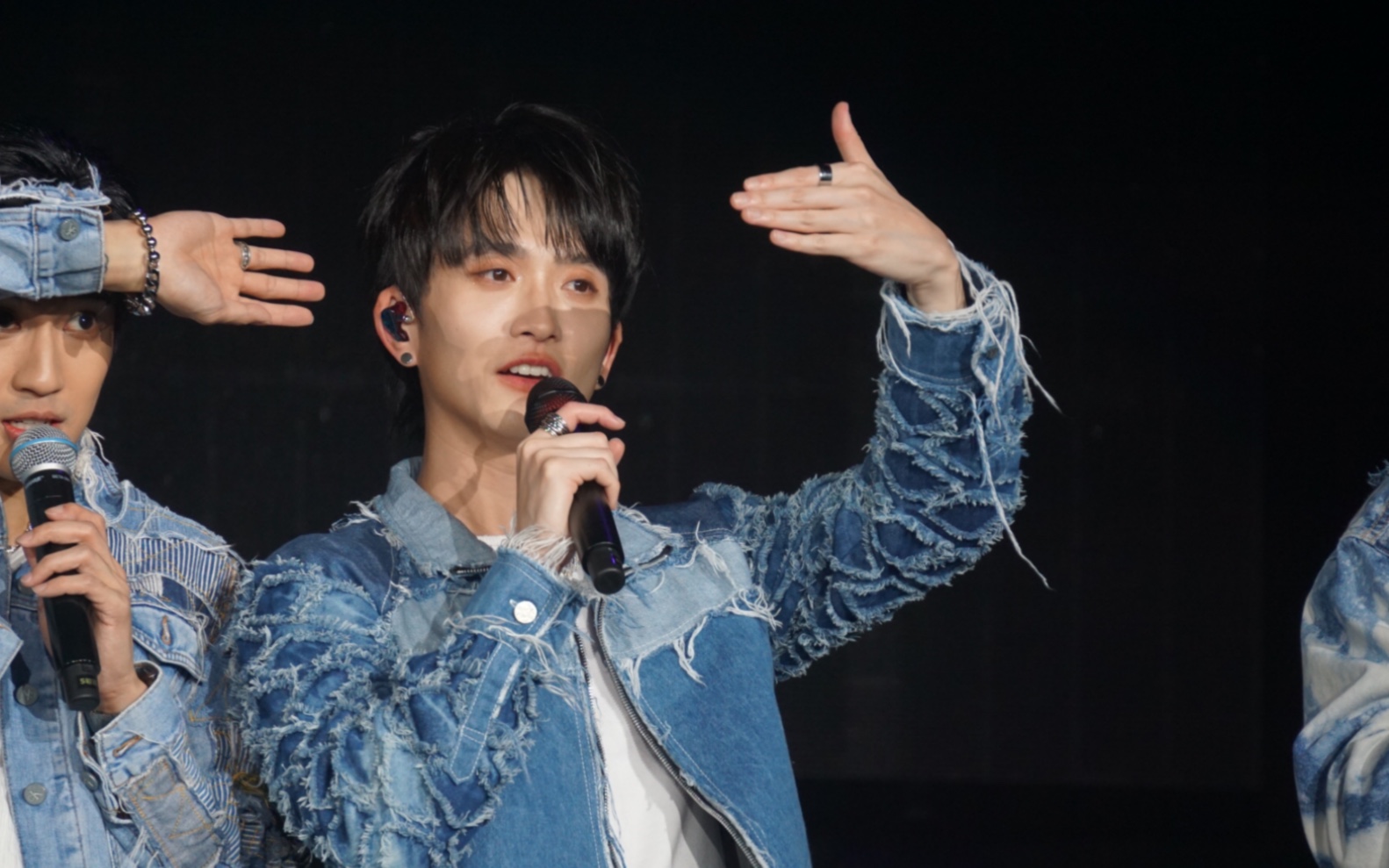 【邱锋泽】《i want a holiday》部分饭拍|4k|五坚情月面着陆香港演唱