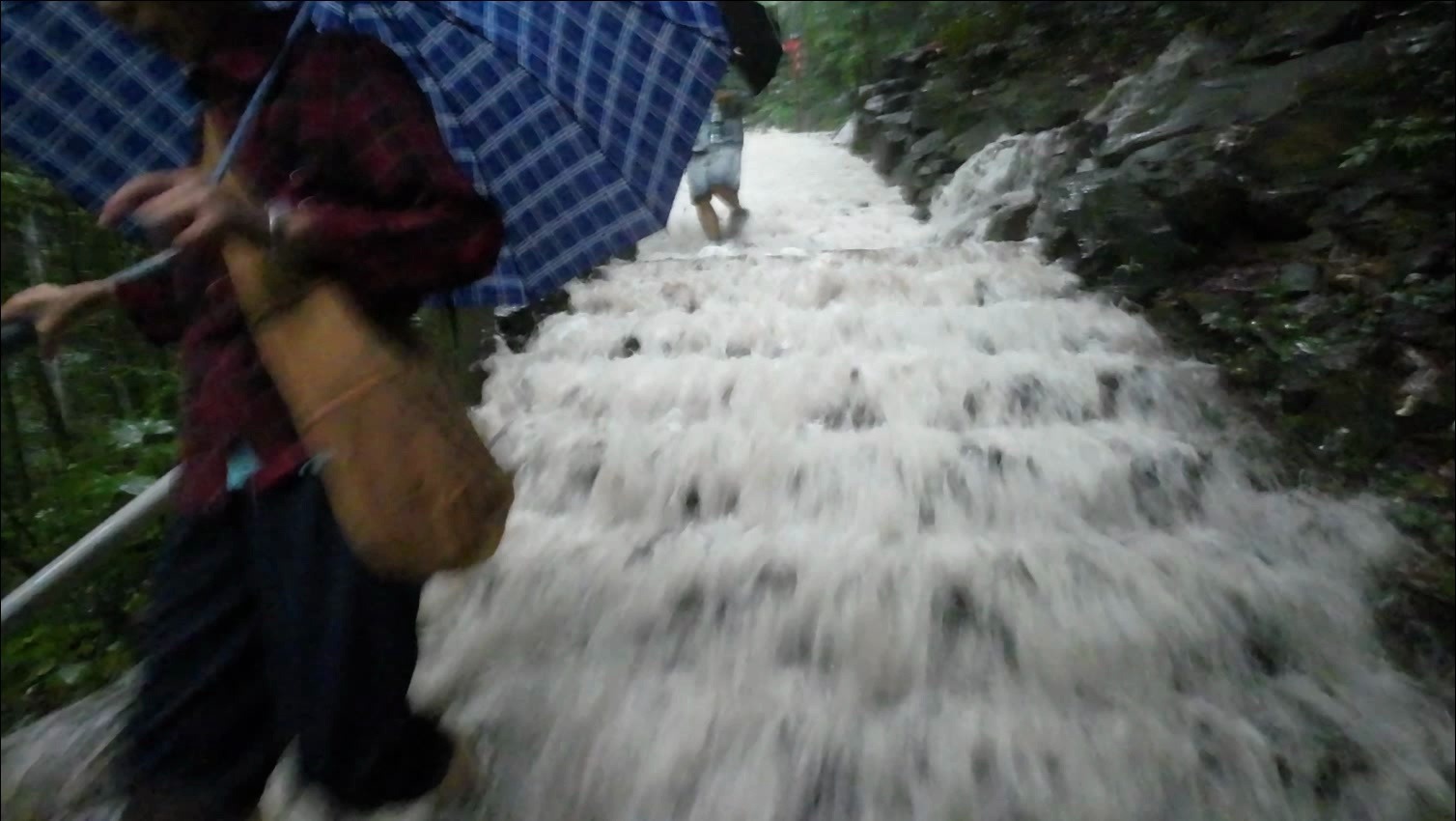 杭州6.23大雨西湖灵隐寺飞来峰韬光寺山路水漫漫(雨天杭州w江南好景)哔哩哔哩bilibili