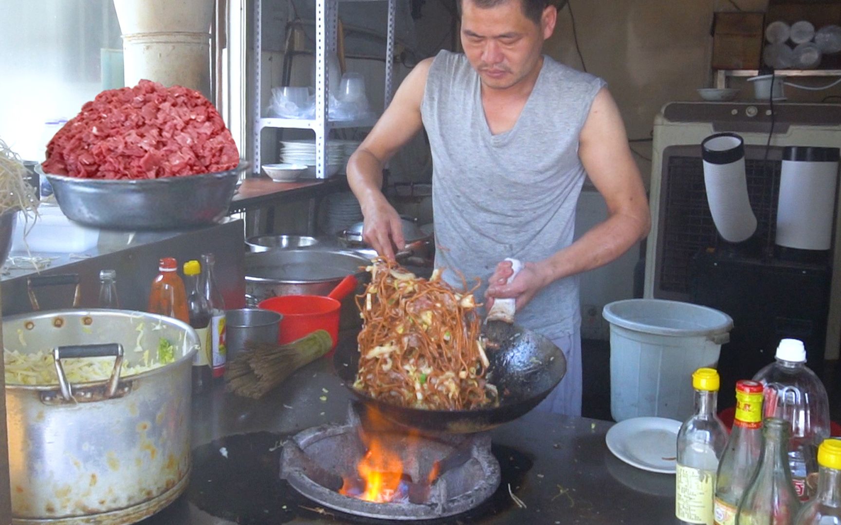 福建神奇无招牌小吃店,靠炒粉20年天天人爆满,人均30牛肉吃到饱哔哩哔哩bilibili