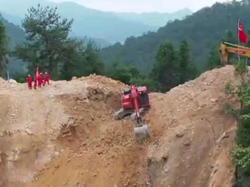 福建龙岩山体滑坡抢险,滑坡体导致道路阻断,挖掘机在绝壁之上抢通“生命通道”(庄良智、林剑武、刘天福、黄卓毅)哔哩哔哩bilibili