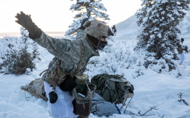 美国陆军第25步兵师在阿拉斯加雪地进行跳伞