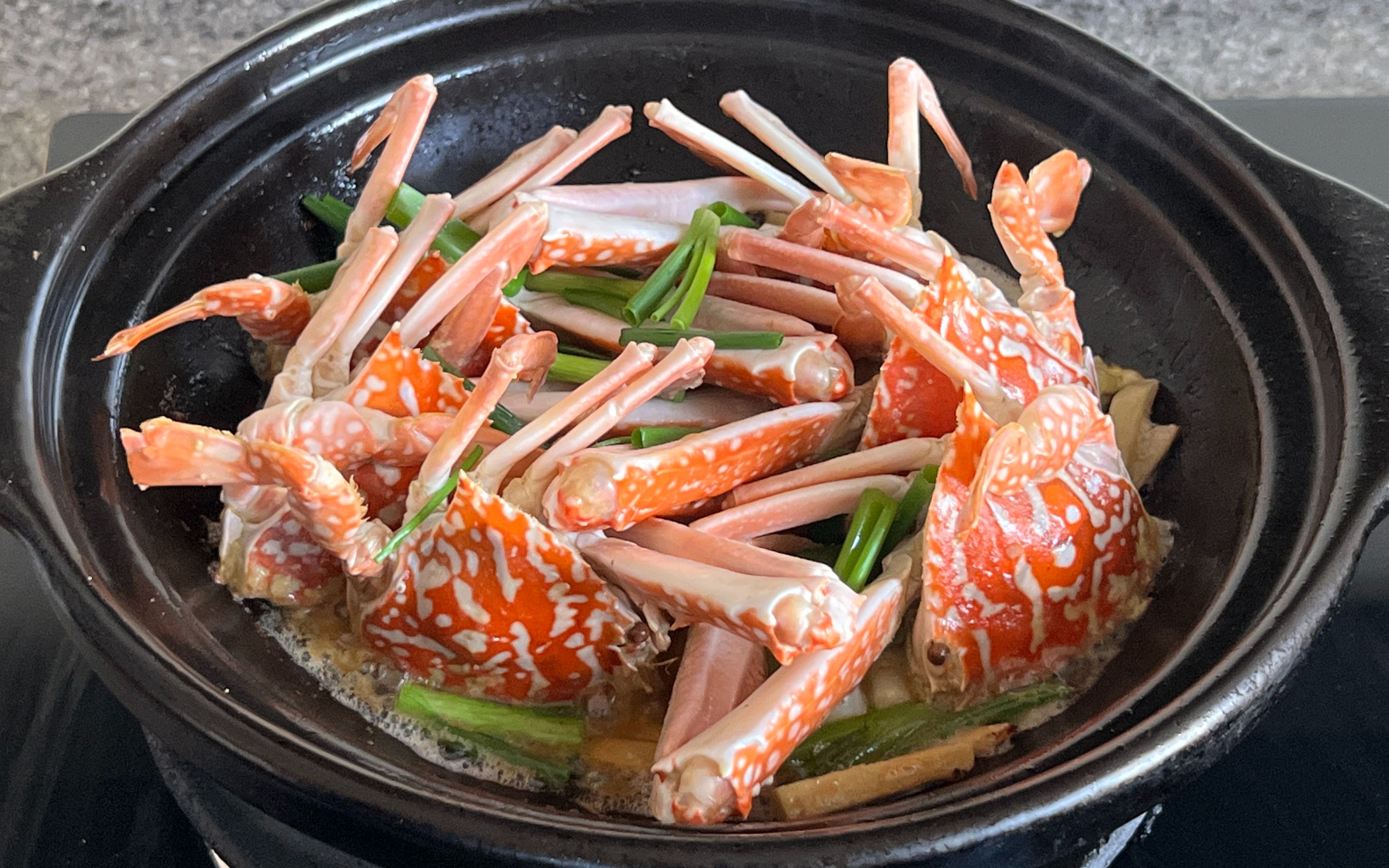 原来姜葱焗螃蟹会这么好吃,比清蒸的要香,比炒出来的鲜甜