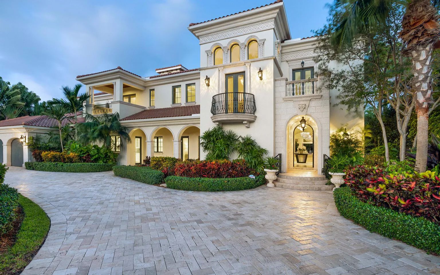 在佛罗里达州博拉卡顿的一座典雅的地中海风格滨水别墅|1207 spanish