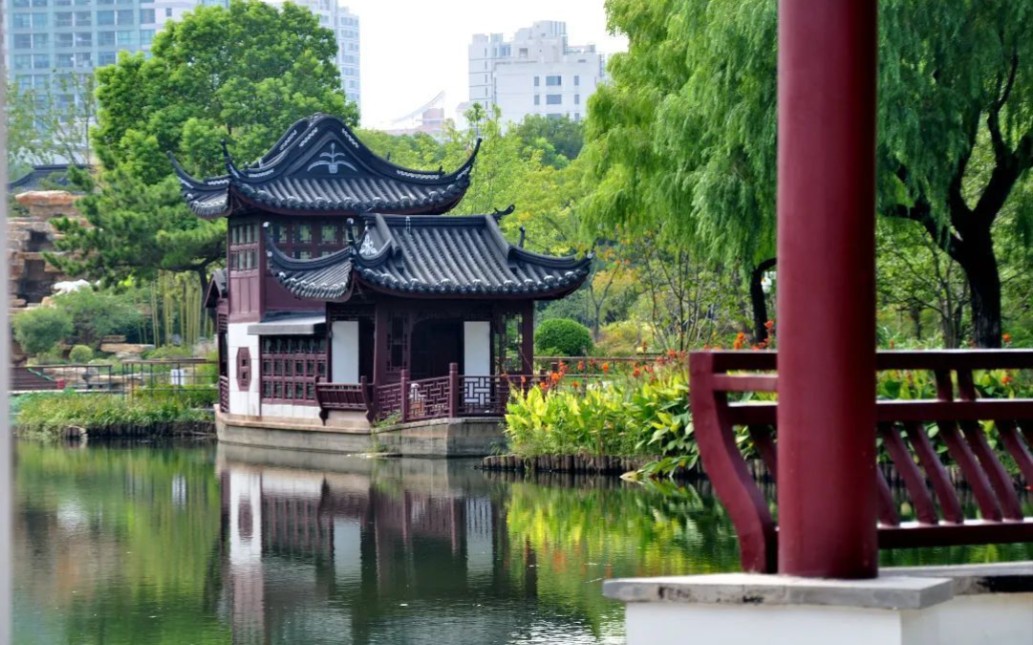 虹口区的和平公园被誉为"新八景"特色公园,人气满满