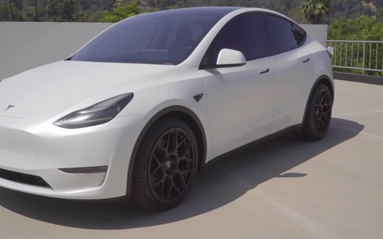 珍珠白特斯拉modely,拥有隐形漆保护膜!