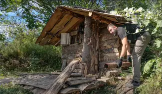 下载视频: 【Life in the Wild】高山上的小屋，孤独的建筑，制作水箱