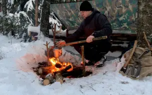 Descargar video: 极寒天气，在厚厚的积雪上，带上生存工具，搭建木房子