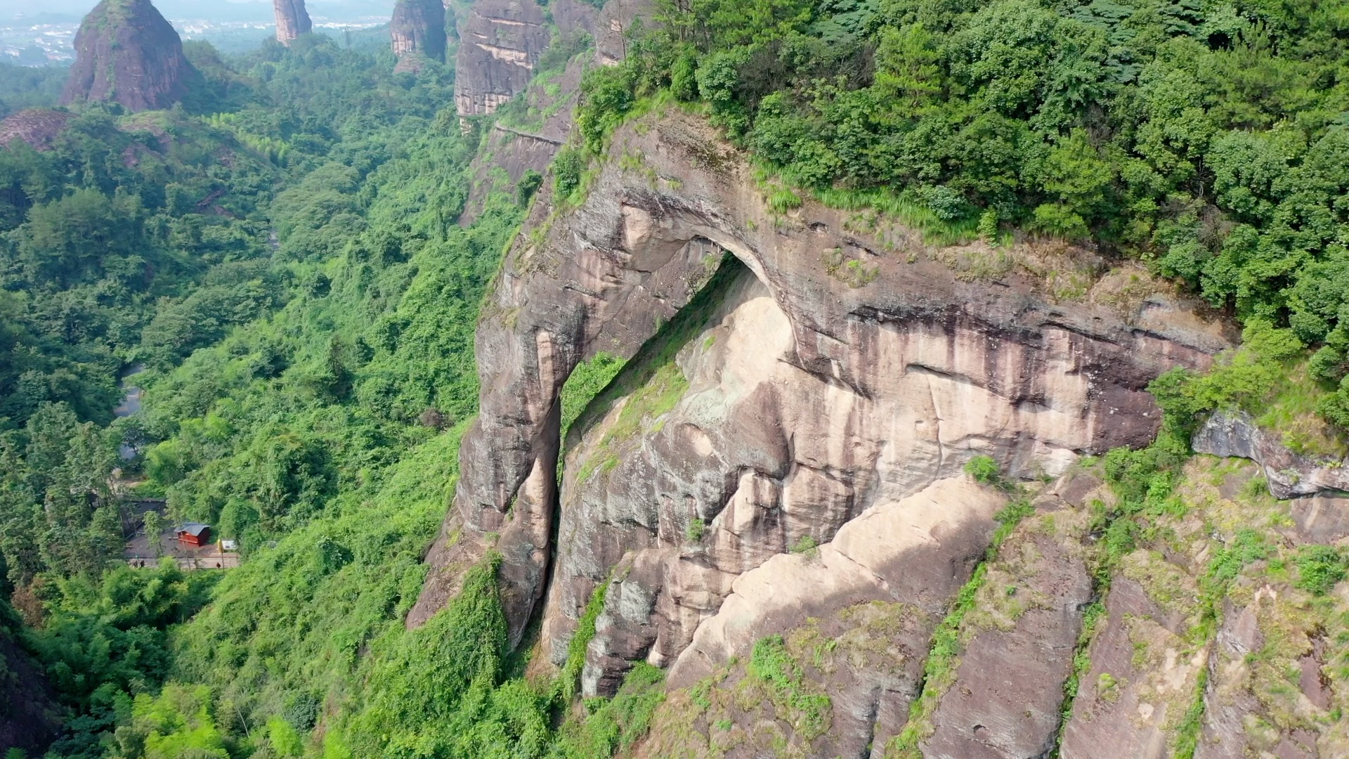 江西發現一座大山竟像大象鼻子,長長的鼻子深深扎入大地,比桂林象鼻山