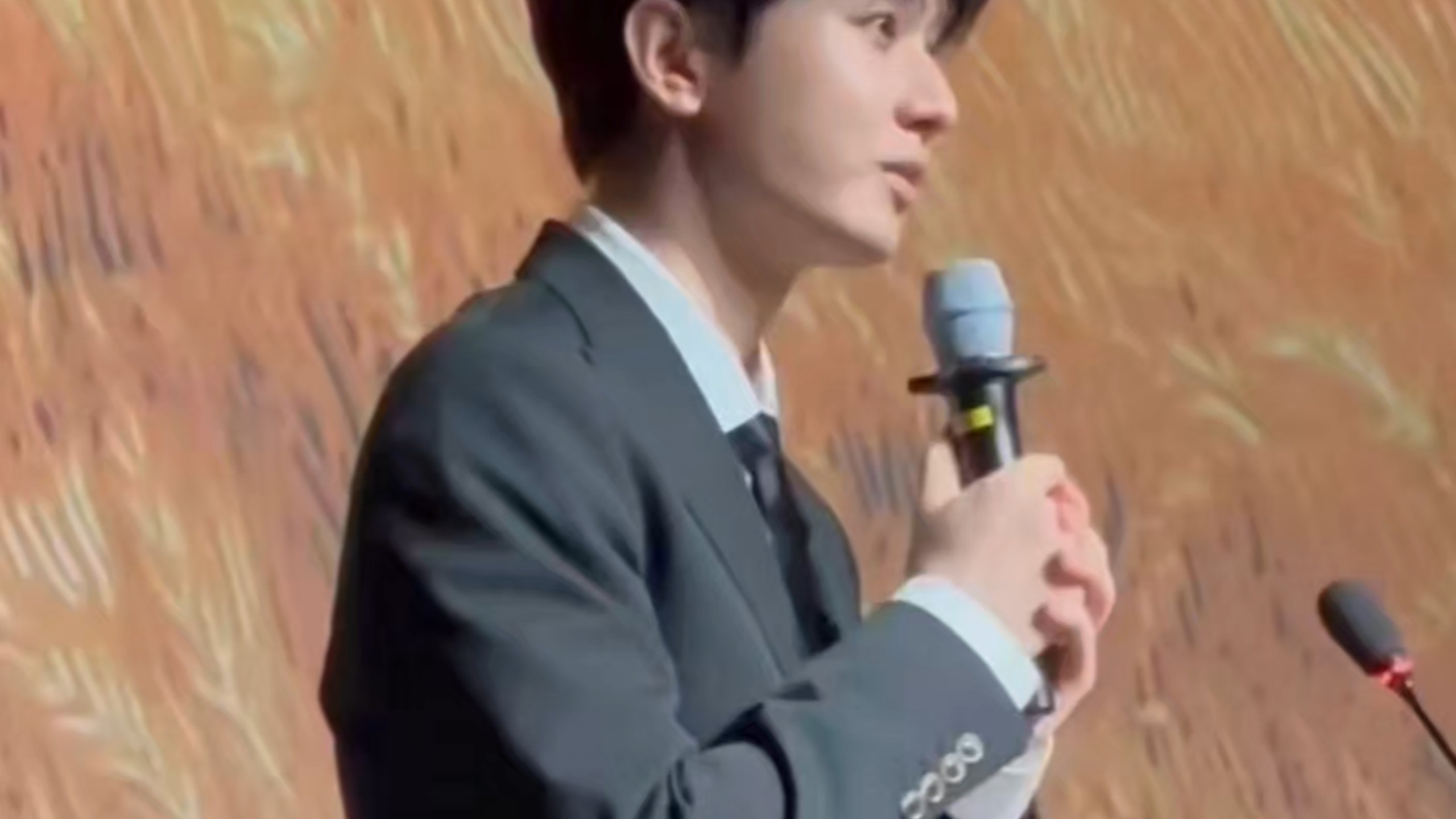 啊啊啊啊，好久不见啊，傅诗淇（成毅）一人分饰两角，饰演王轩/青年王展飞，脱稿演讲，又红又专又正，好权威，期待新角色