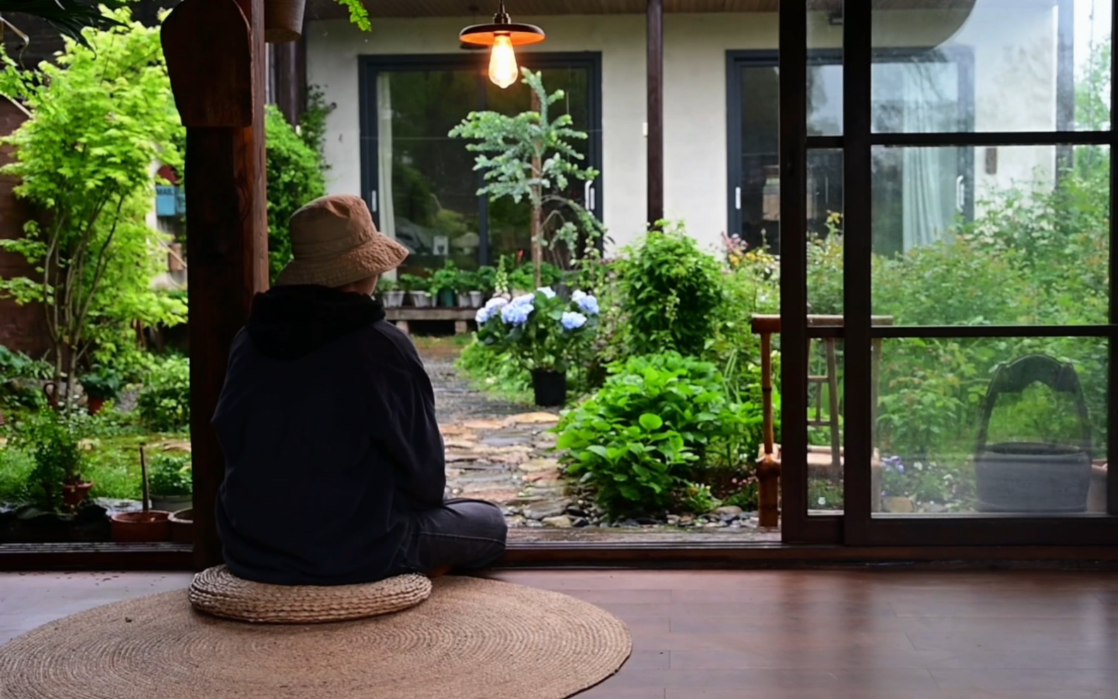 [图]最喜欢下雨天宅家了,幽静又惬意🌧️好像有种莫名的安全感