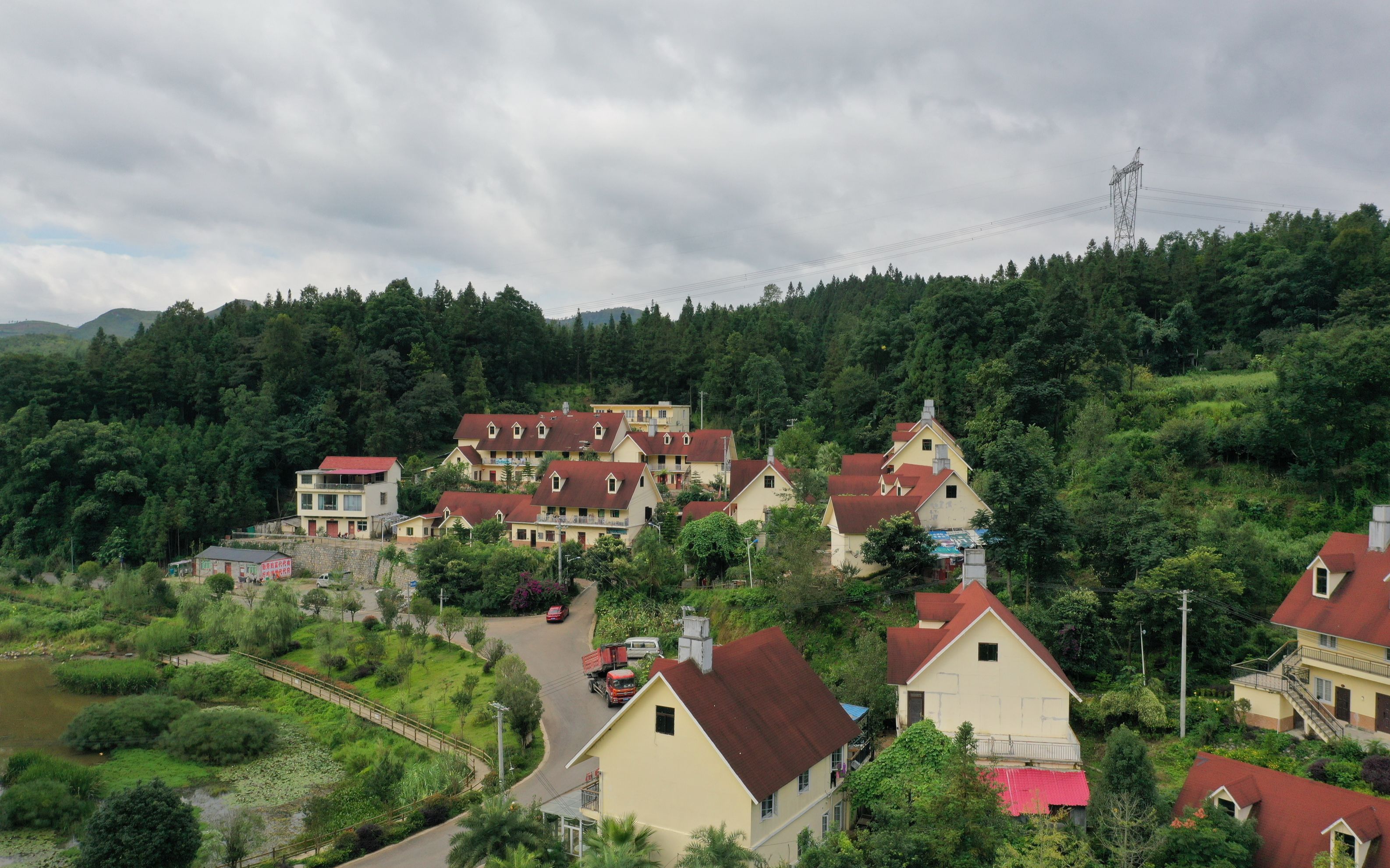 俩夫妻自驾黔湘桂(12)游览24道拐旁的史迪威小镇,看到了什么风景