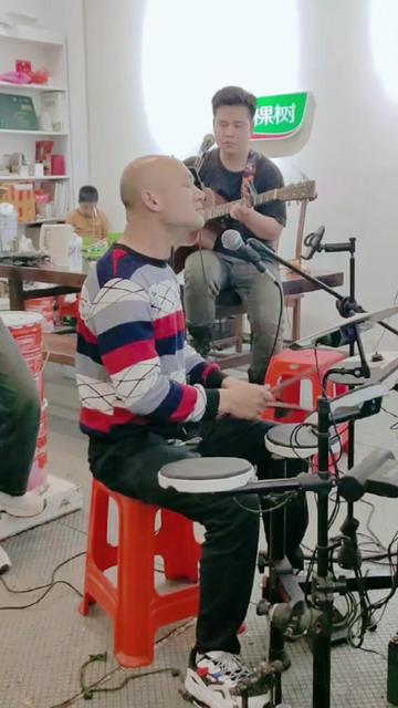 "活在当下,享受每一刻的醉人时光"社坡光哥翻唱经典歌曲给你听