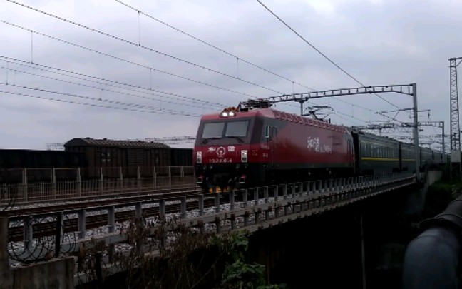 京局京段hxd3d编号0064牵引z5次通过柳州南六场司机友好鸣笛