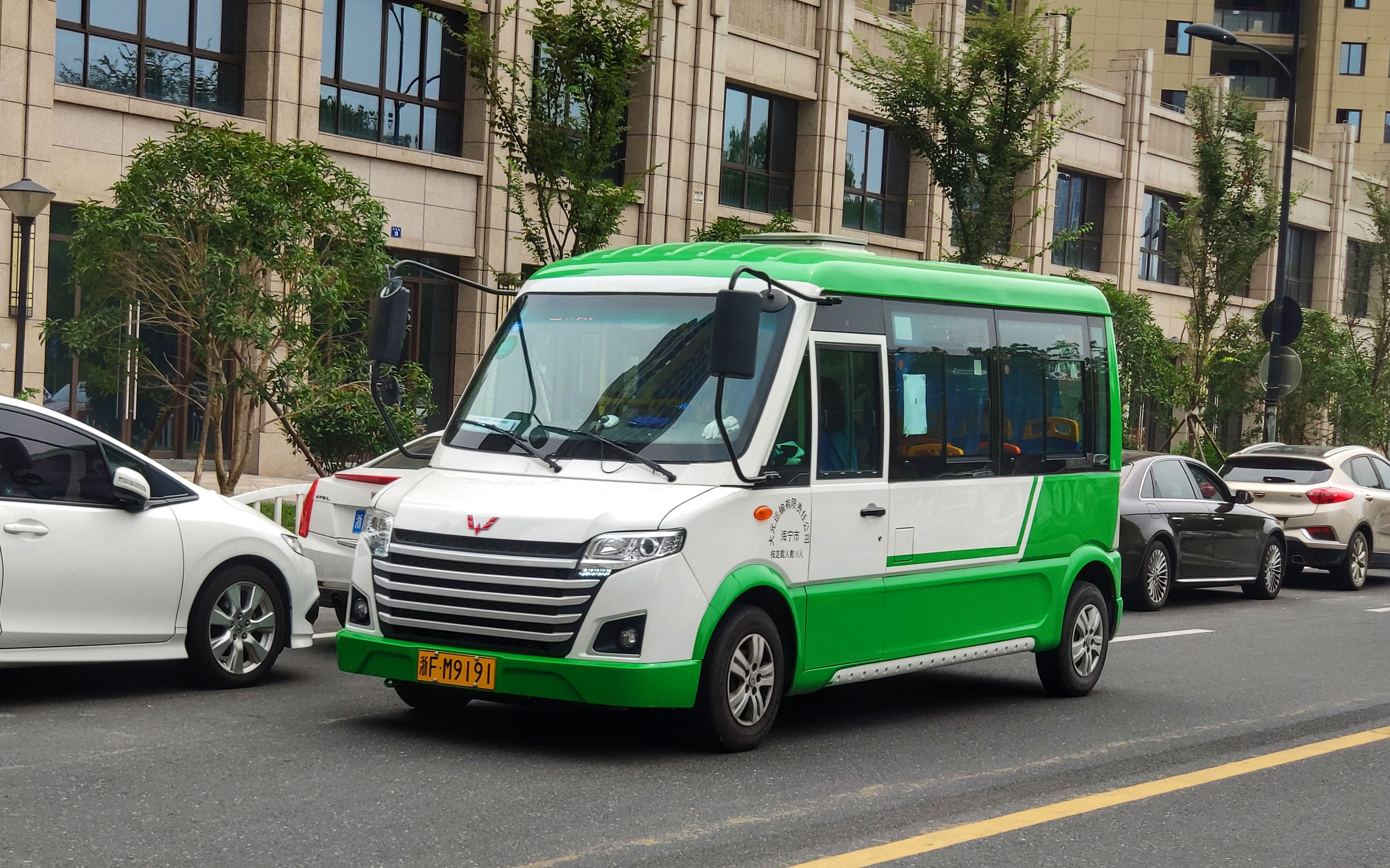 海宁惊现"2b"公交编码! 海宁盐仓社区巴士2b出站片段