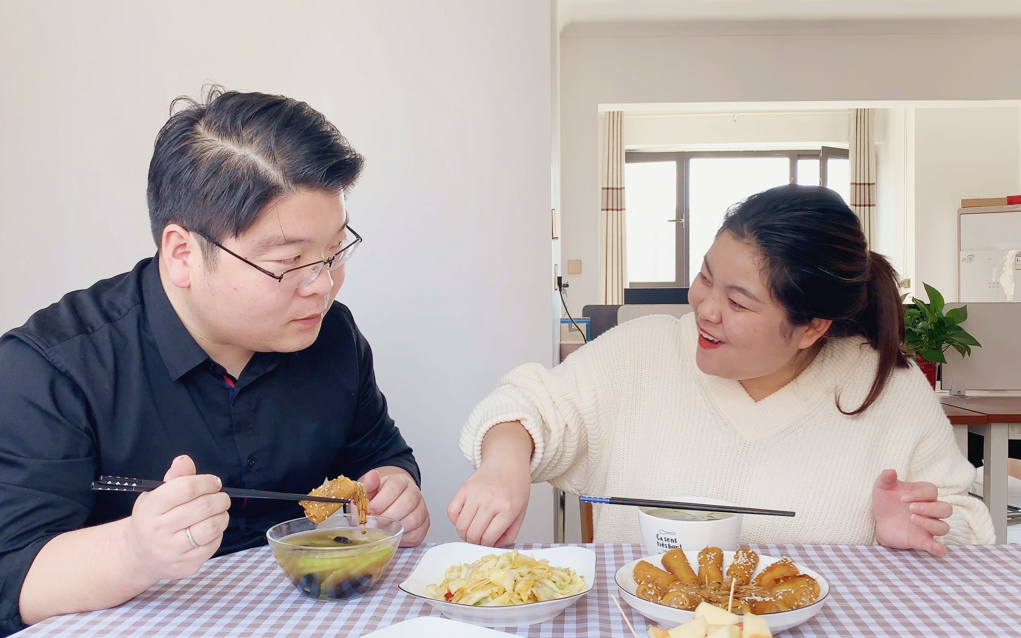 90后小夫妻减肥,用西葫芦和鸡蛋做美食,老公吃得很满足