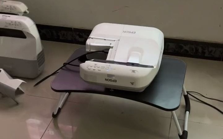 47_新到一款爱普生580超短焦投影机.亮度3500流明.