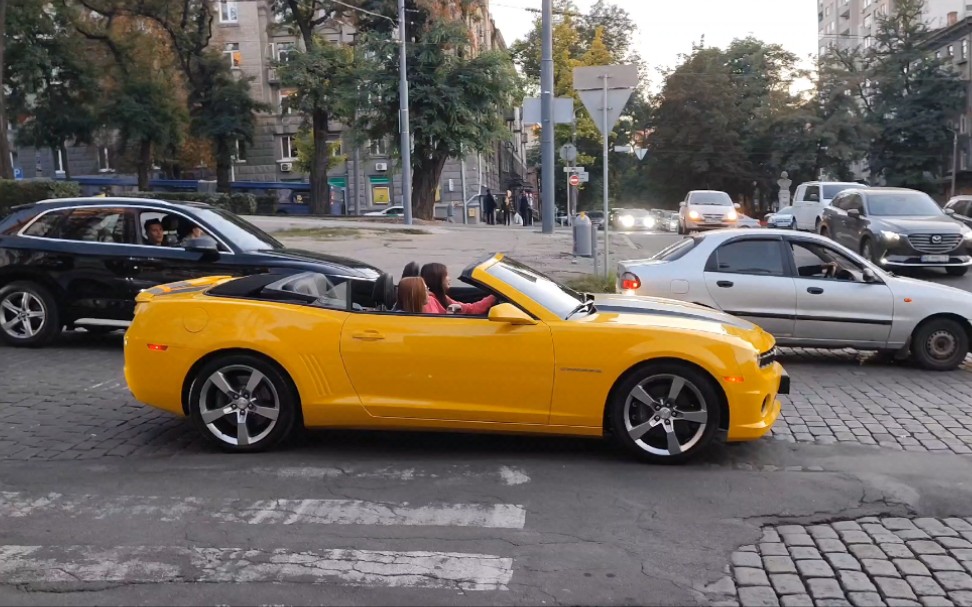 两个乌克兰美女开着黄色的小跑车 在兜风