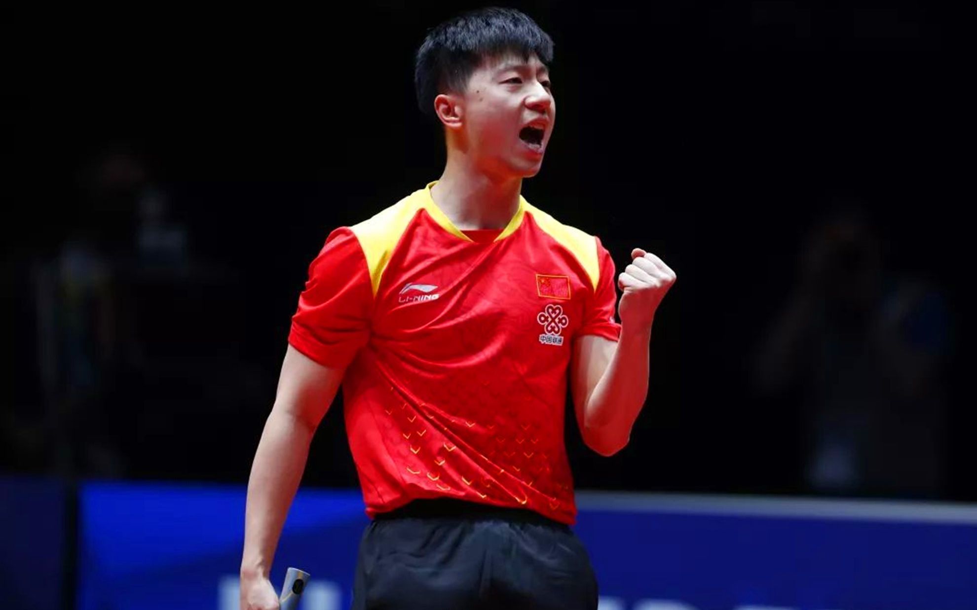 马龙vs樊振东最激烈一战,决胜局打到10比10,马龙激动地扔球拍