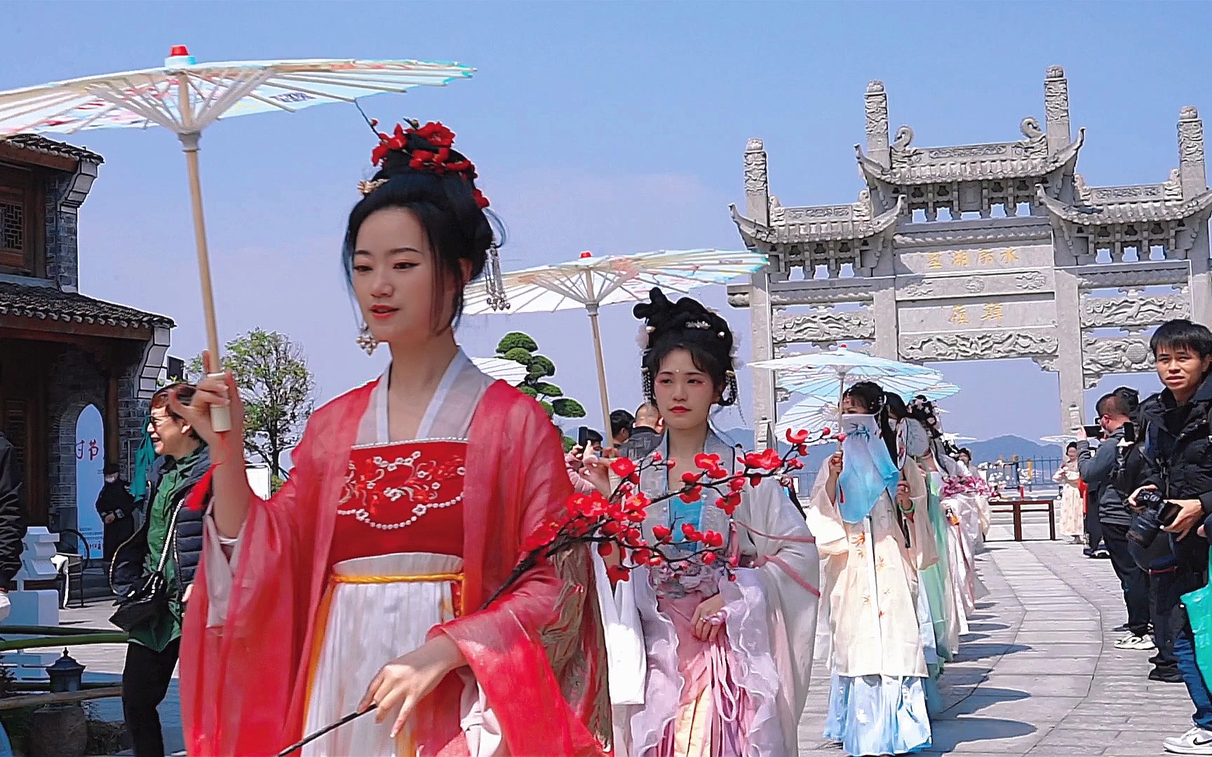 烟雨江南在宁波韩岭水街举行的汉服巡游,婉约的江南少女尽显江南风景