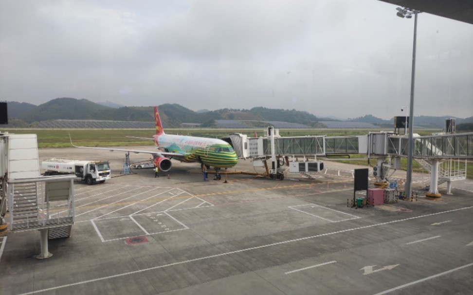 桂林航空gt1081梧州西江机场降落