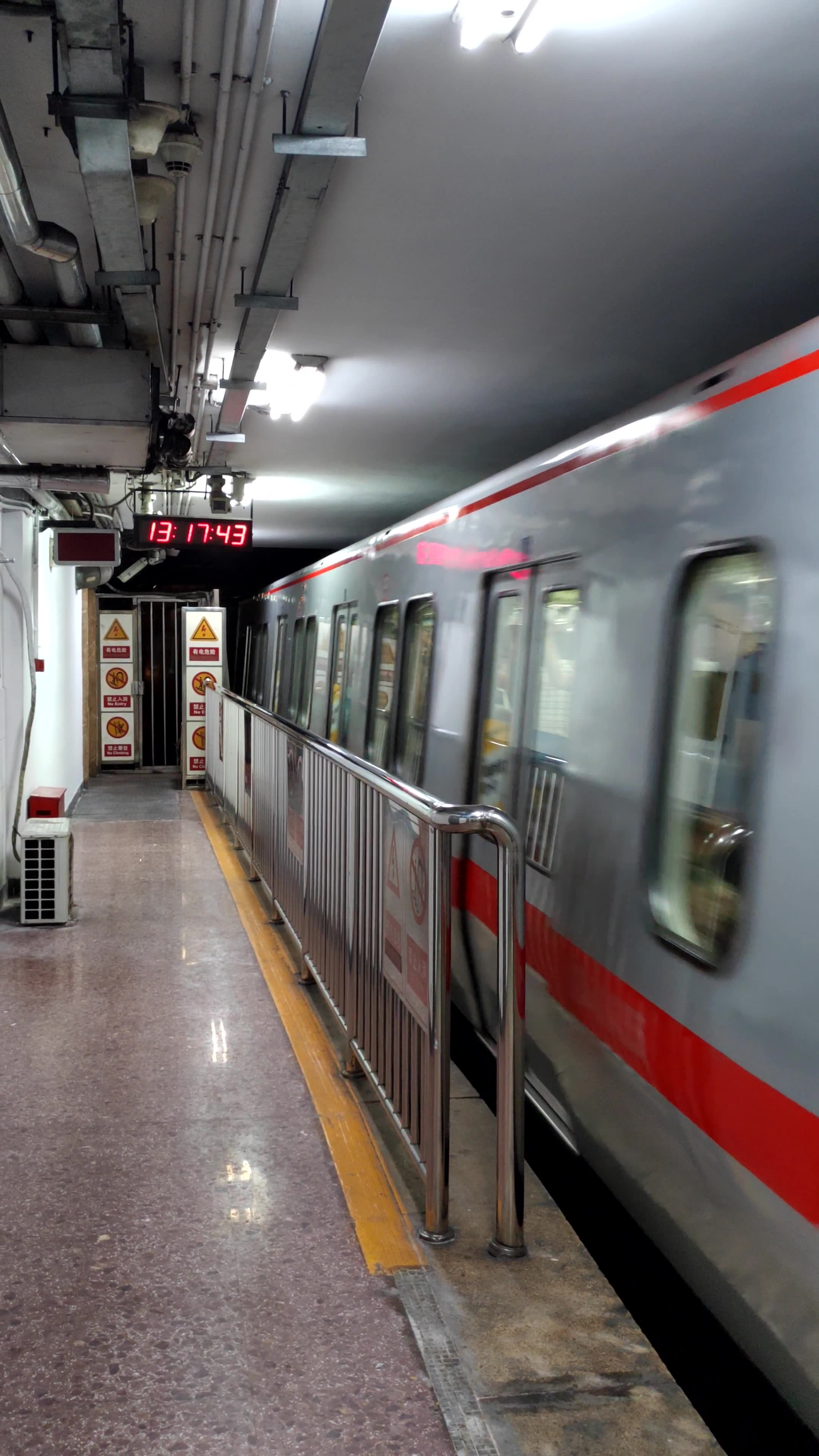 北京地铁1号线dkz4g型地铁电动列车出站