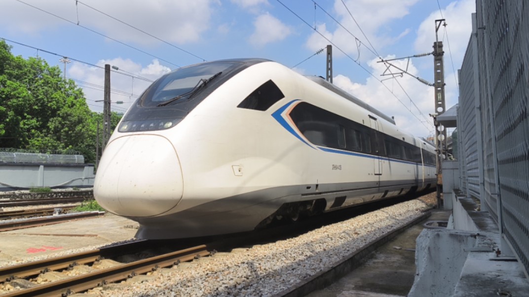 [铁路] crh6a-4136号担任c8053次(广州白云至深圳)通过广州西胜街/原