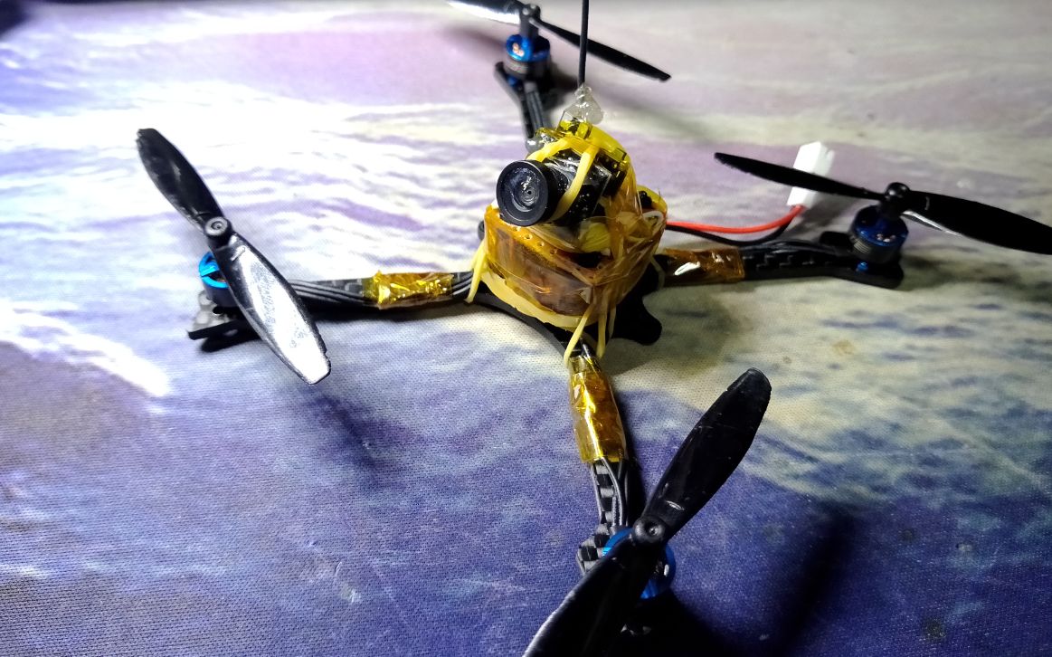 我的第一架无刷穿越机(1s牙签机)试飞视频_哔哩哔哩_bilibili