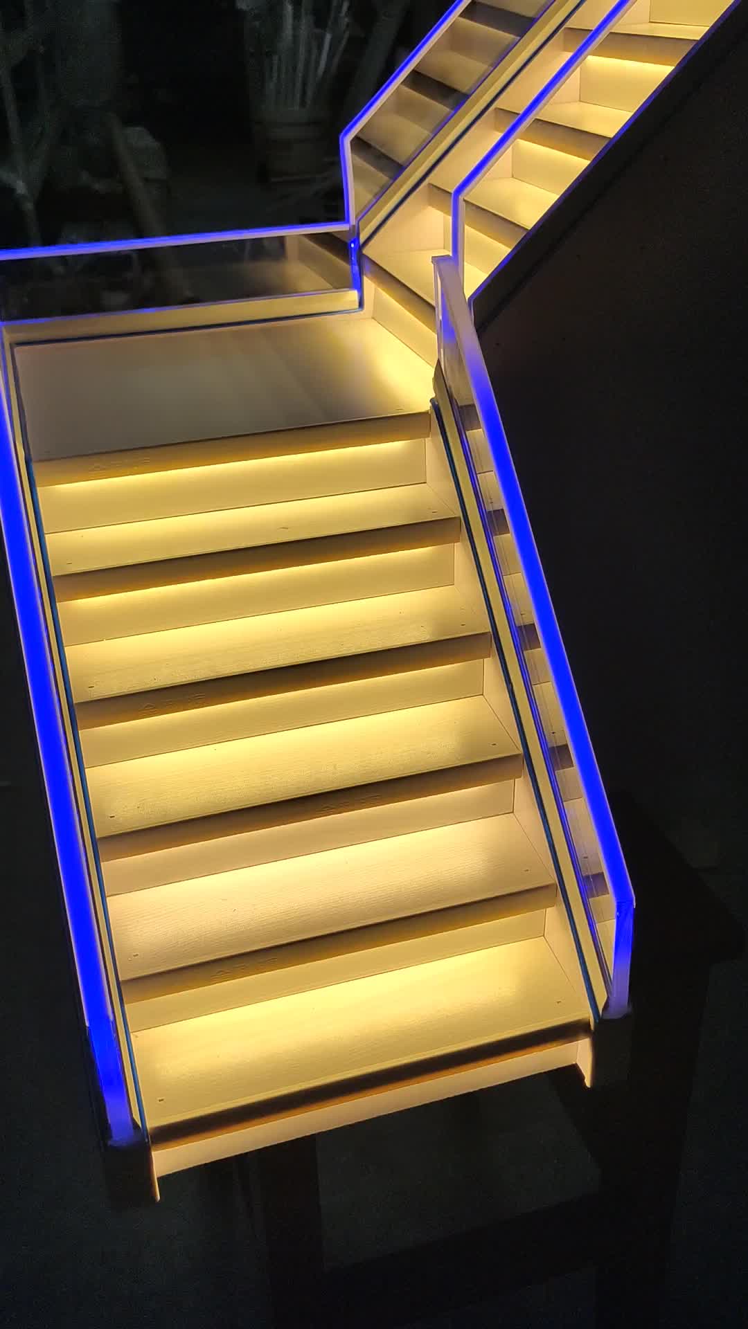 上科智联网红楼梯灯