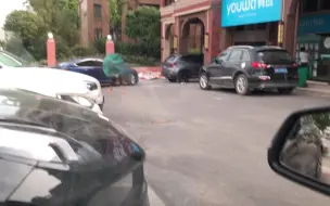 Скачать видео: 现实中倒车入库停车技巧，1分钟学会重点，从此停车不求人